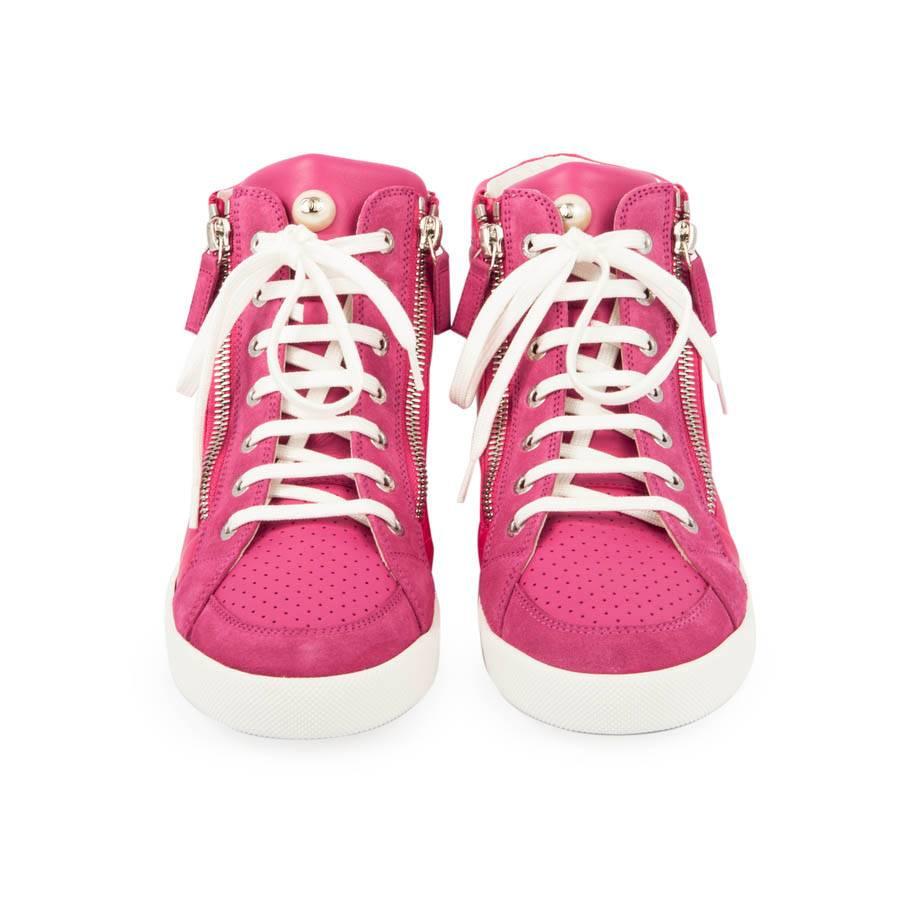 Chanel sneakers in pink fuchsia velvet and leather. Size 38FR. Zip and lace closure. Two pairs of laces are provided, one pink and one white. they come from  2016 private sales.  Mint condition.

Insole length: 25 cm

Will be delivered in their