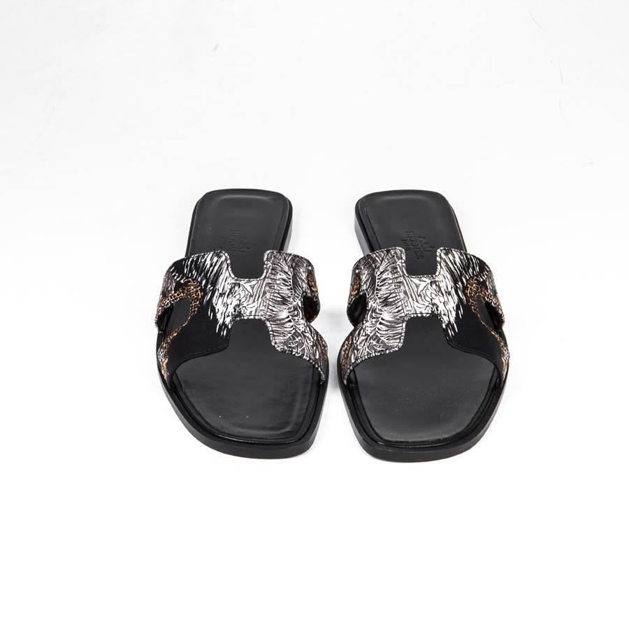 Hermès  'Oran' sandals in printed silk 'Ecuador Tatoo'.

Made in Italy.  size 37 EU

Dimensions: length of the insole 24 cm, width of the sole at the front 8 cm. 

Will be delivered in their box and dustbag Hermes.