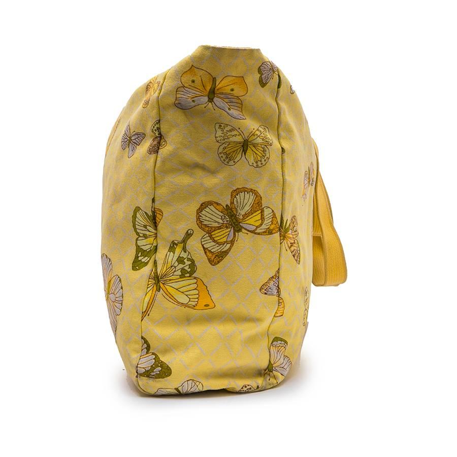 Hermes vintage beach bag in yellow canvas printed butterflies. 

Stamp S from private sales. The interior is lined with beige canvas with 4 pockets.

Dimensions : Length 45 cm, height 34 cm, depth 11.5 cm.
 
Will be delivered in a new, non-original