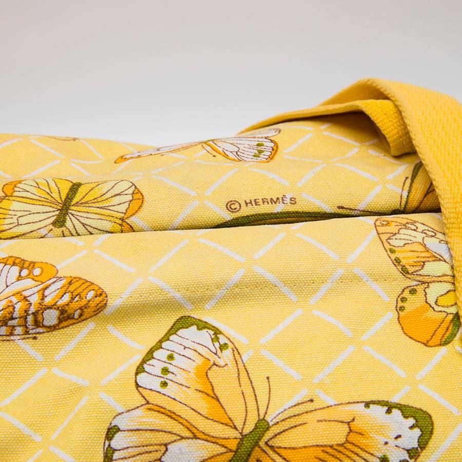 HERMES Vintage Beach Bag in Yellow Canvas With Butterflies Printed In Good Condition In Paris, FR