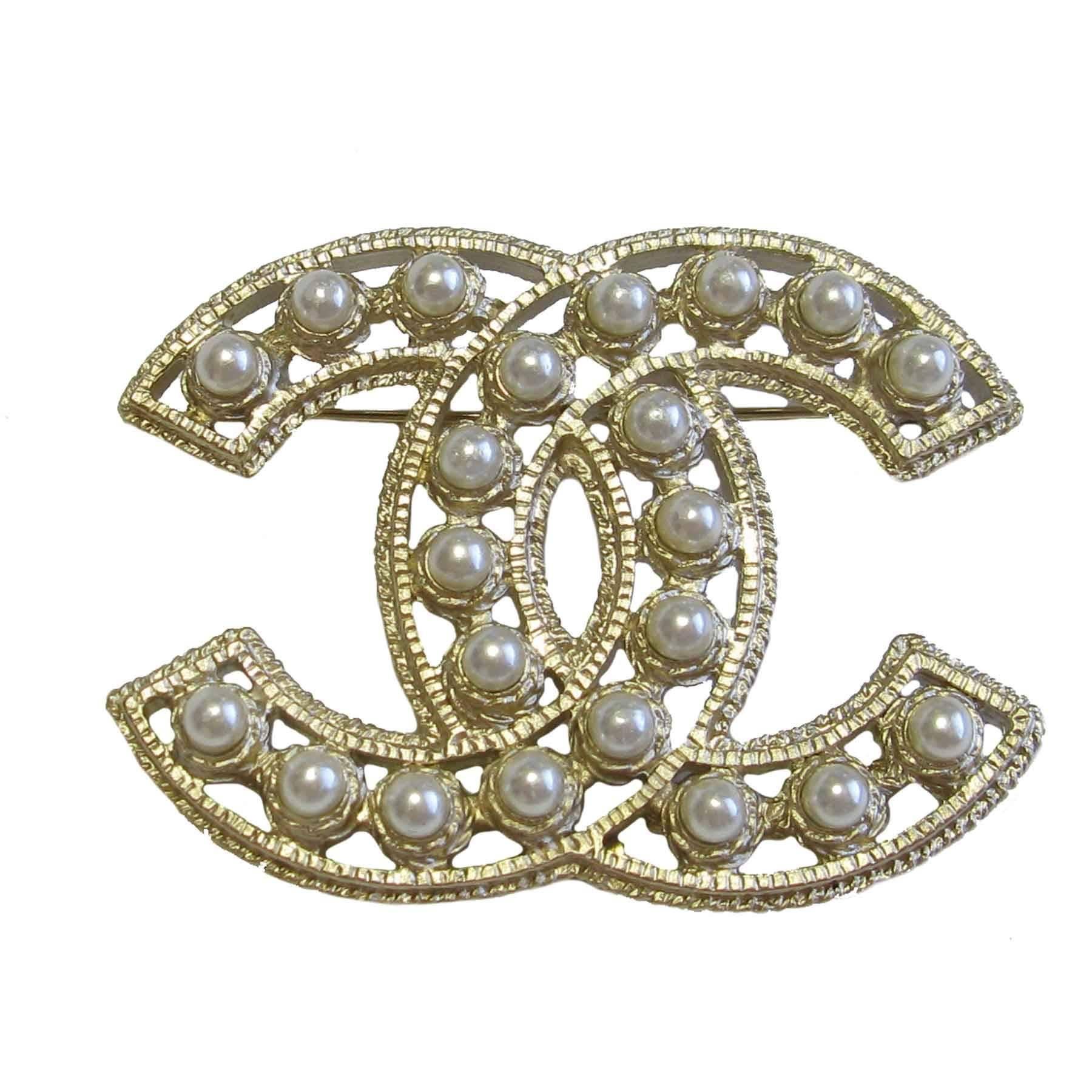 CHANEL CC Brooch in Gilded Metal set with Pearl Beads