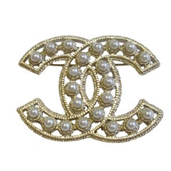 CHANEL CC Brooch in Gilded Metal set with Pearl Beads