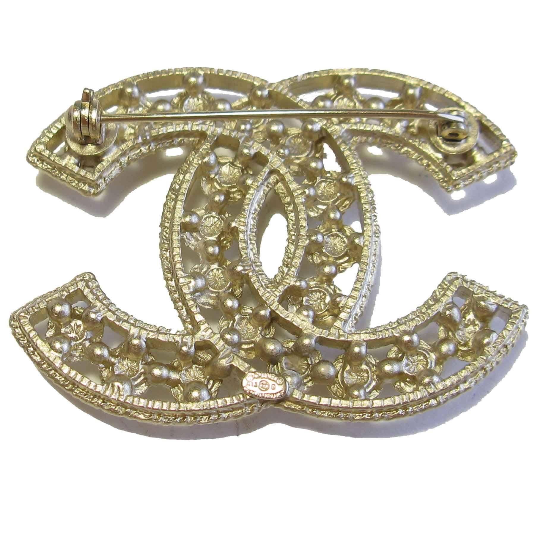 CHANEL CC Brooch in Gilded Metal set with Pearl Beads In Excellent Condition In Paris, FR