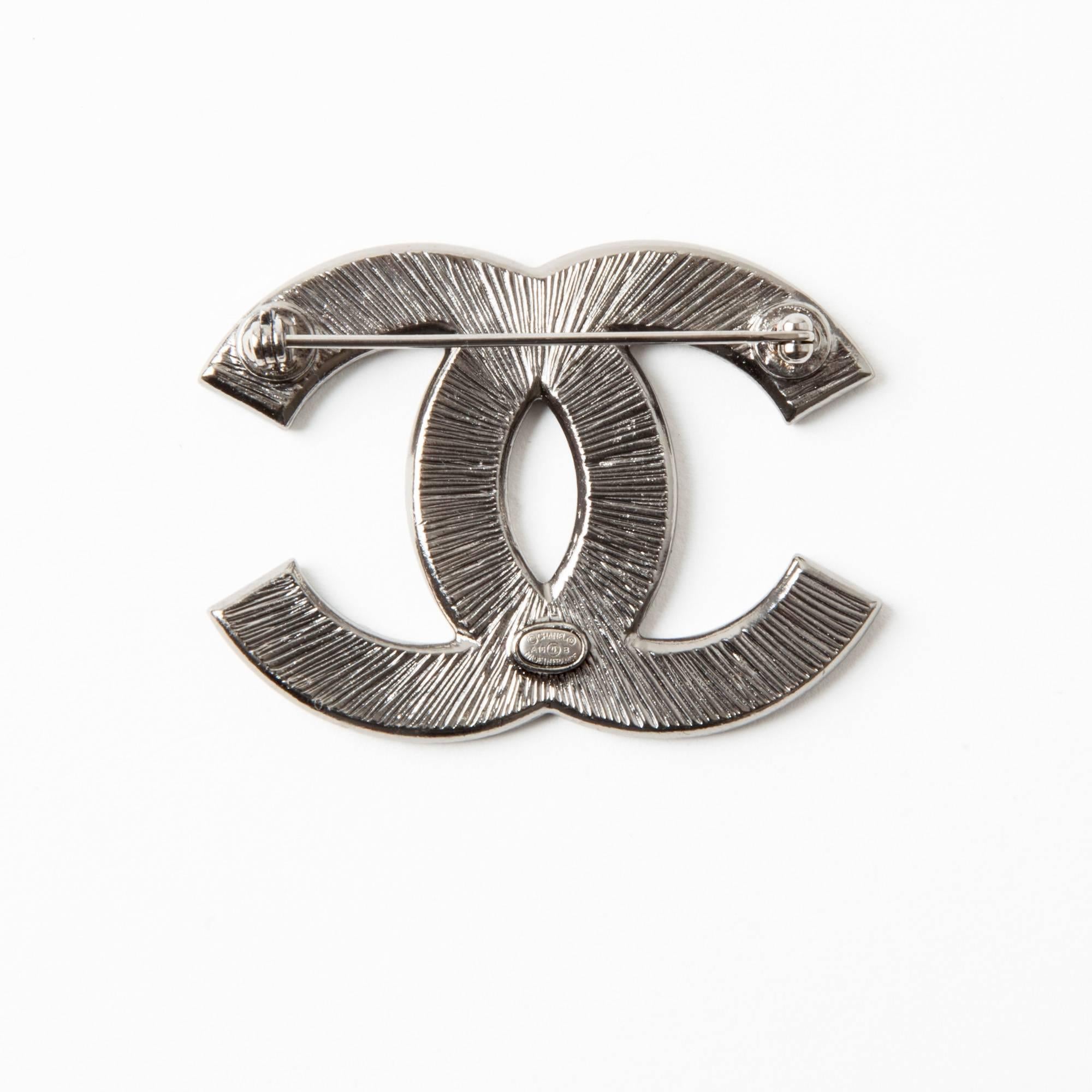 CHANEL CC Brooch in Two-ton Gray and Beige Ruthenium Metal In Good Condition In Paris, FR