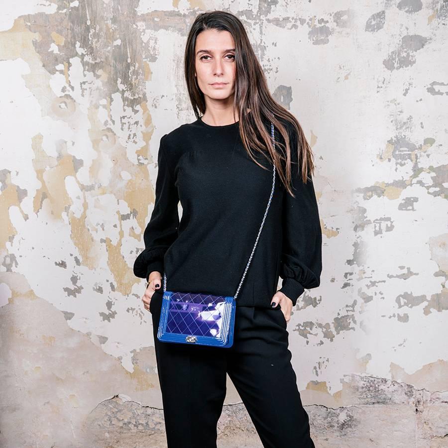 Chanel mini bag 'Boy' transparent electric blue edged with leather. 'Super market' collection. Hardware in silver palladium metal.

It comes from runway, no hologram, no authenticity card. Worn on the shoulder or crossover with a chain of 120 cm.