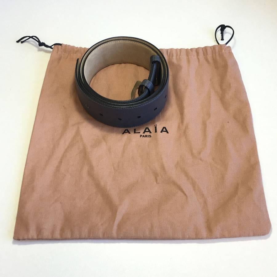 ALAÏA belt in dark gray leather, beige suede interior. Size 75FR. In very good condition. A tiny scratch on the gray leather (see photo).

Dimensions: shortest: 70 cm - longest: 82.5 cm - width: 5 cm

Will be delivered in its ALAÏA pouch.