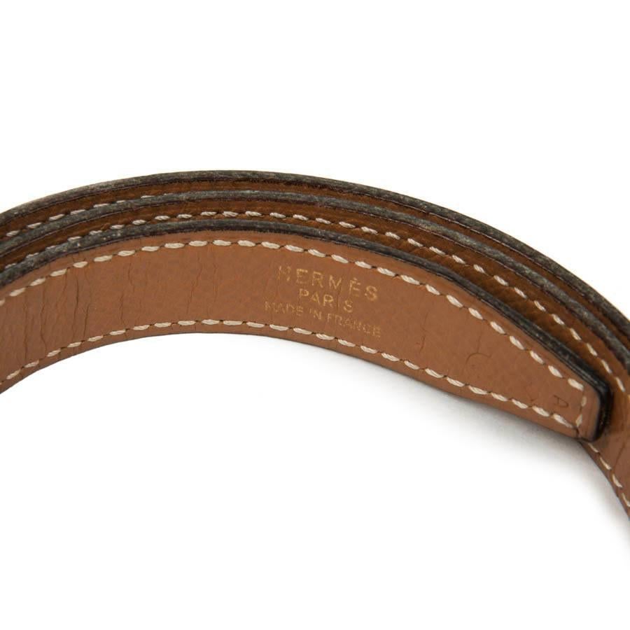 Hermès H fine belt in black box and epsom gold leather. It is reversible. The small H buckle is in golden brass with micro scratches.

Dimensions: last hole : 73 cm with possibility to add additional holes, height 1 cm.

Will be delivered in a