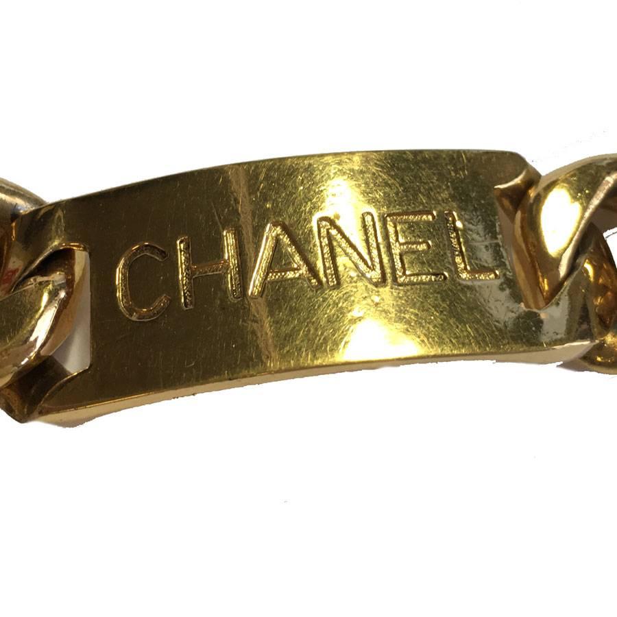 80's !! CHANEL belt with big mesh in gilded metal. In the center a plate with the CHANEL brand engraved on the front. Hook clasp. 
Vintage belt.

Dimensions: total length: 75 cm - width: 2.5 cm

Will be delivered in a new, non-original Dustbag