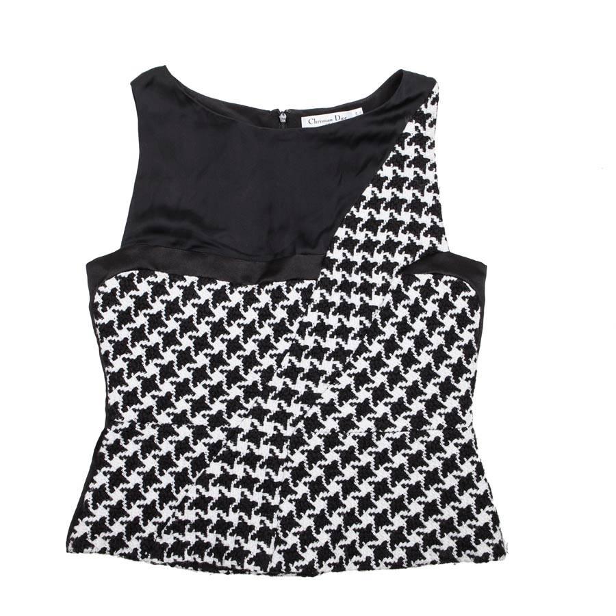 Christian Dior beautiful set top and matching clutch in black and white houndstooth fabric, made in Italy. 

The top is lined with 100% black silk, with a zipper in the back of 38 cm long. Size 42FR
Dimensions flat: under the armpits 50 cm long,