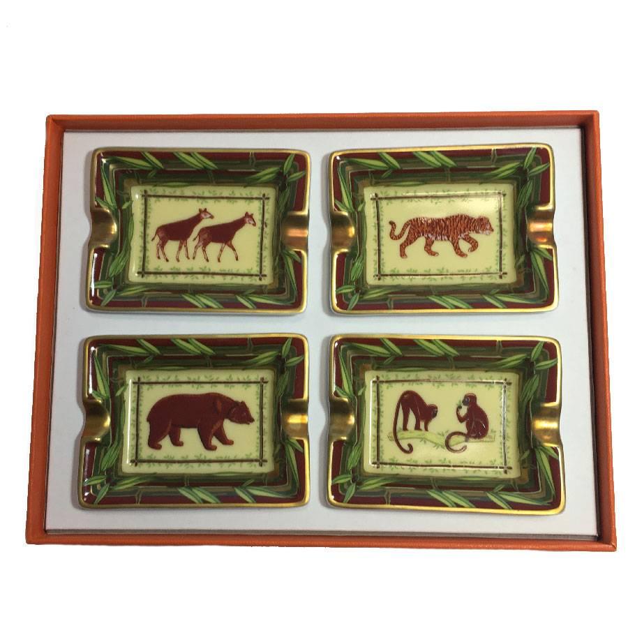 HERMES Set of 4 Mini Ashtrays in White Porcelain with Animal Pattern In Good Condition In Paris, FR