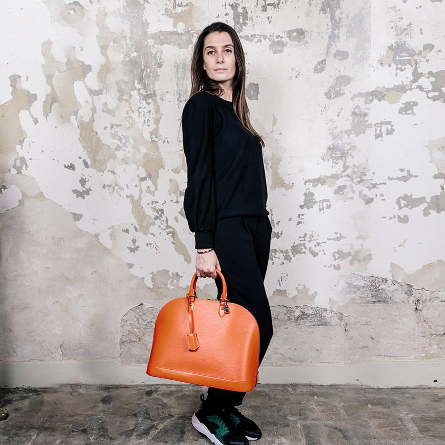 Louis Vuitton 'Alma'  GM bag in orange epi leather (chili pepper for Louis Vuitton brand). Silver metal hardware. Zip closure. 

Included : zipper, clochette, keys and padlocks.

New condition. The interior is in suede with 2 pockets. Serial number