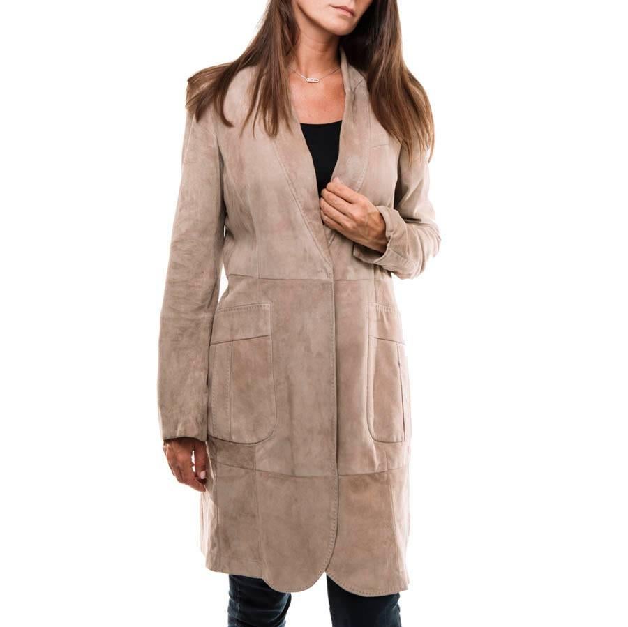 Brunello Cucinelli coat in beige suede. It is lined in silk. Size 40EU.

In very good condition. Already worn.

Dimensions flat: shoulders 40 cm, armpits 46 cm, sleeve length 62 cm, wrist circumference 24 cm, total height 90 cm.