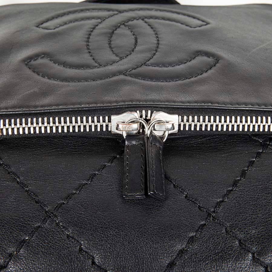 CHANEL Black Quilted Soft Leather Messenger Flap Bag In Excellent Condition In Paris, FR