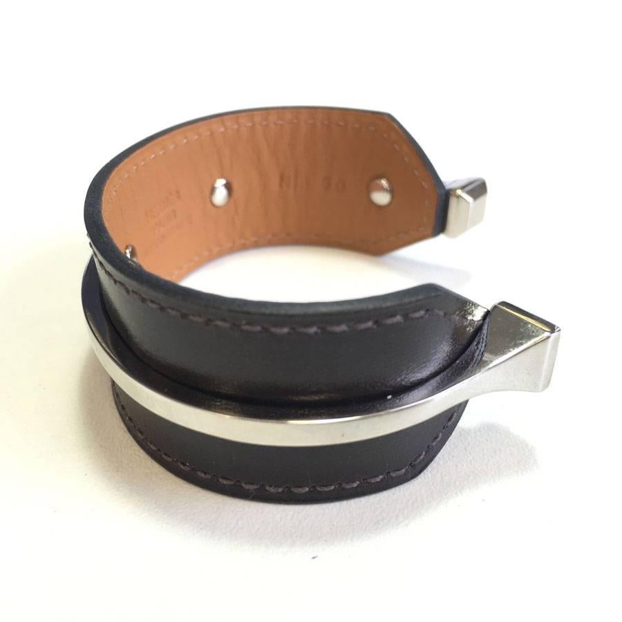 Hermès 'Binôme' bracelet in chocolate box leather and brass silver metal.

Excellent condition. Never worn. Stamp S from private sales.

Dimensions:  inside diameter: 6 cm - width: 2.5 cm - wrist circumference: 16.2 cm

Will be delivered in a new,