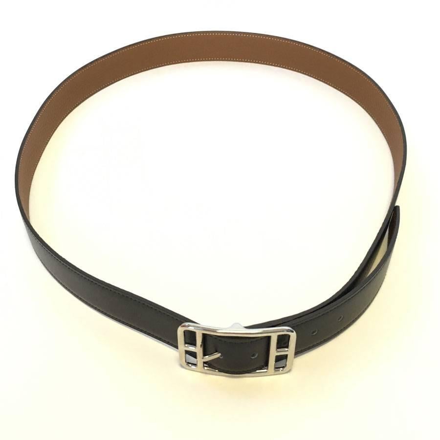 Hermès reversible belt in black box leather and gold taurillon clémence leather. Silver metal hardware. Stamp O in a square (2011). Stamp S from private sales. In very good condition.

Dimensions: length at last hole 116 cm, first hole 108 cm,