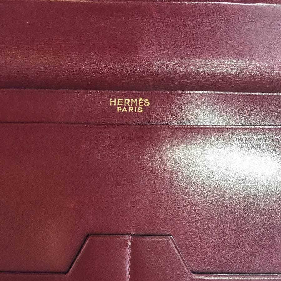 HERMES Vintage Mail Pouch in Bordeaux Box Leather In Good Condition In Paris, FR