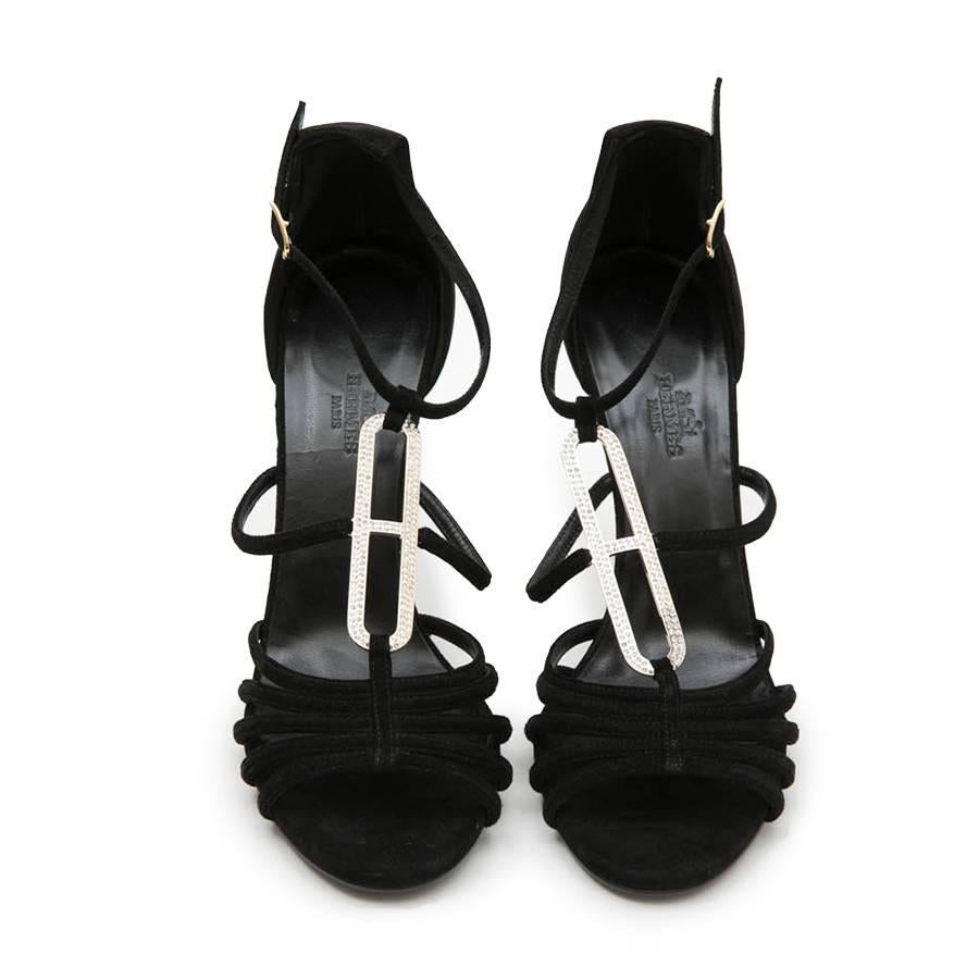 Hermès high sandals in black suede. Size 39. Leather sole.

Made in Italy. New condition.

Heel height: 10.5 cm, insole length: 25.5 cm

Will be delivered in their dustbag and original Hermes box
