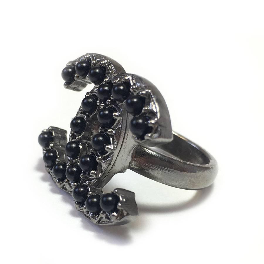 Chanel CC ring in ruthenium metal set with small black pearls. Size 52FR.

Collection 2000, made in France. Never worn.

Dimensions: inside diameter: 1.7 cm, CC: 2.6x2 cm

Will be delivered in a black box, Chanel ribbon and white camellia