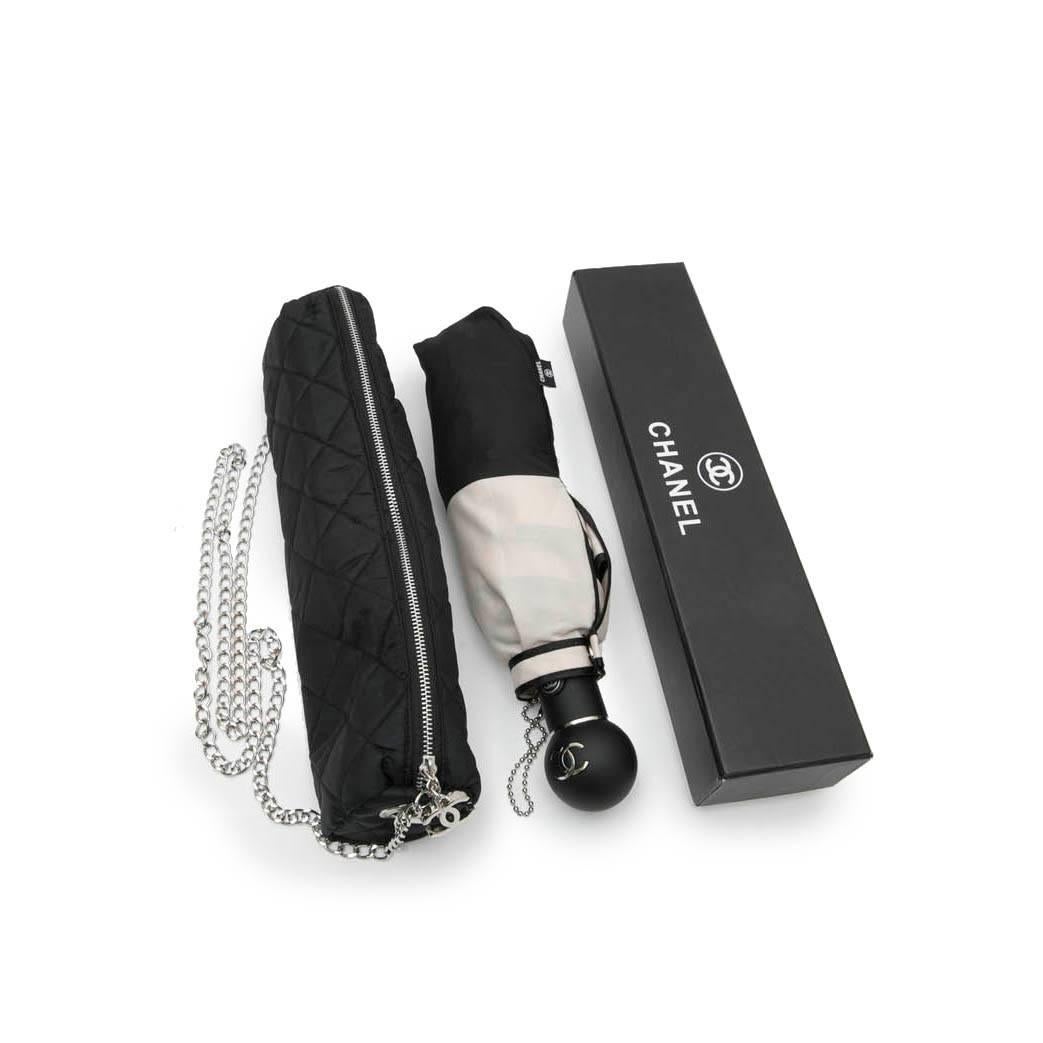 CHANEL Umbrella with CC logo in Beige and Black Fabric In New Condition In Paris, FR