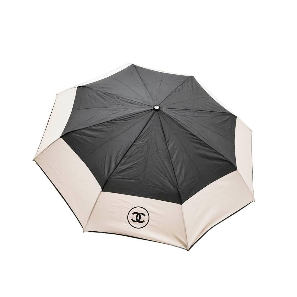 CHANEL Umbrella with CC logo in Beige and Black Fabric
