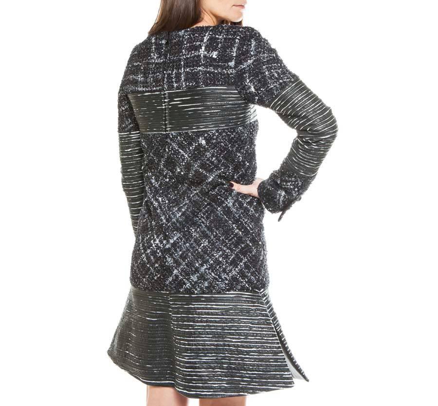 CHANEL Kleid aus schwarzem Tweed und Leder Größe 38FR Damen im Angebot