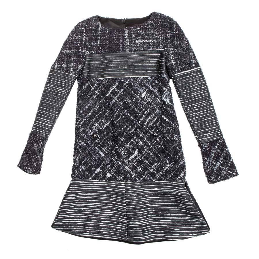 CHANEL Kleid aus schwarzem Tweed und Leder Größe 38FR im Angebot