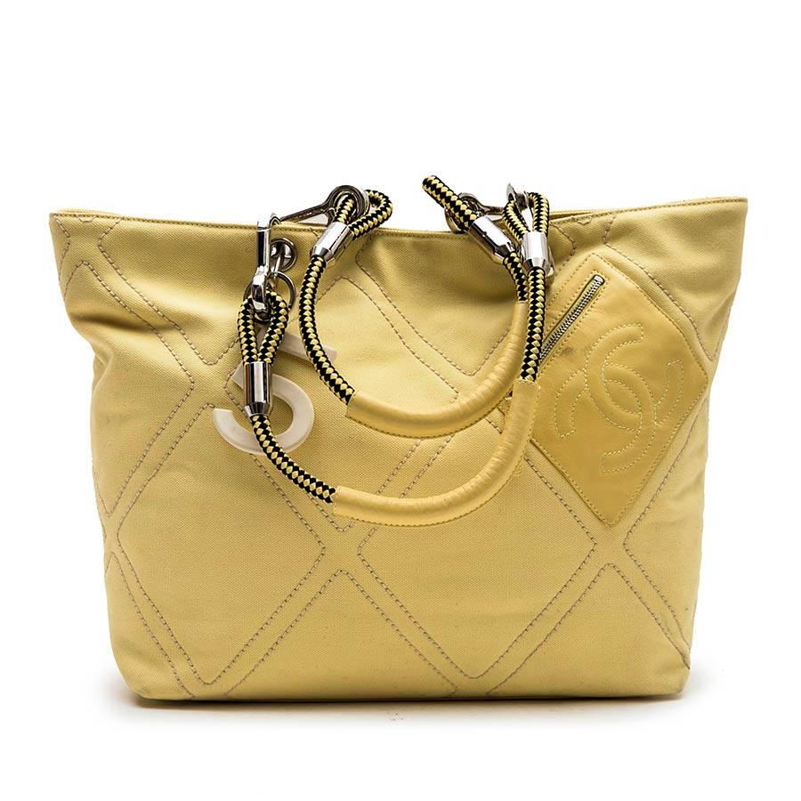 Chanel tote bag in yellow canvas. The handles are removable thanks to large carabiners in yellow leather and yellow and black rope.
Small pocket on the yellow leather bag with the sign 'CC'. Vintage bag.

Palladium silver metal hardware.

Made in