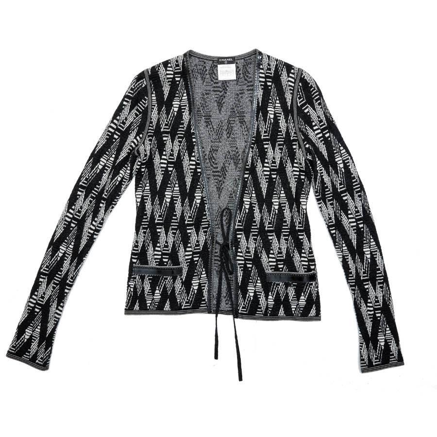 Cardigan en cachemire noir et blanc de Chanel Taille 36FR en vente