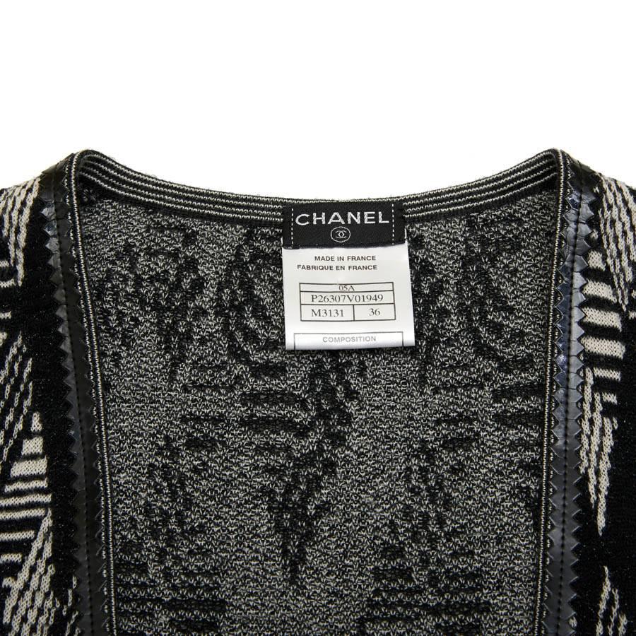 Cardigan en cachemire noir et blanc de Chanel Taille 36FR en vente 5