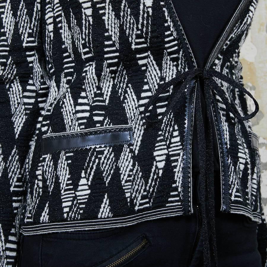 Chanel Strickjacke aus schwarzem und weißem Kaschmir Größe 36FR im Angebot 4
