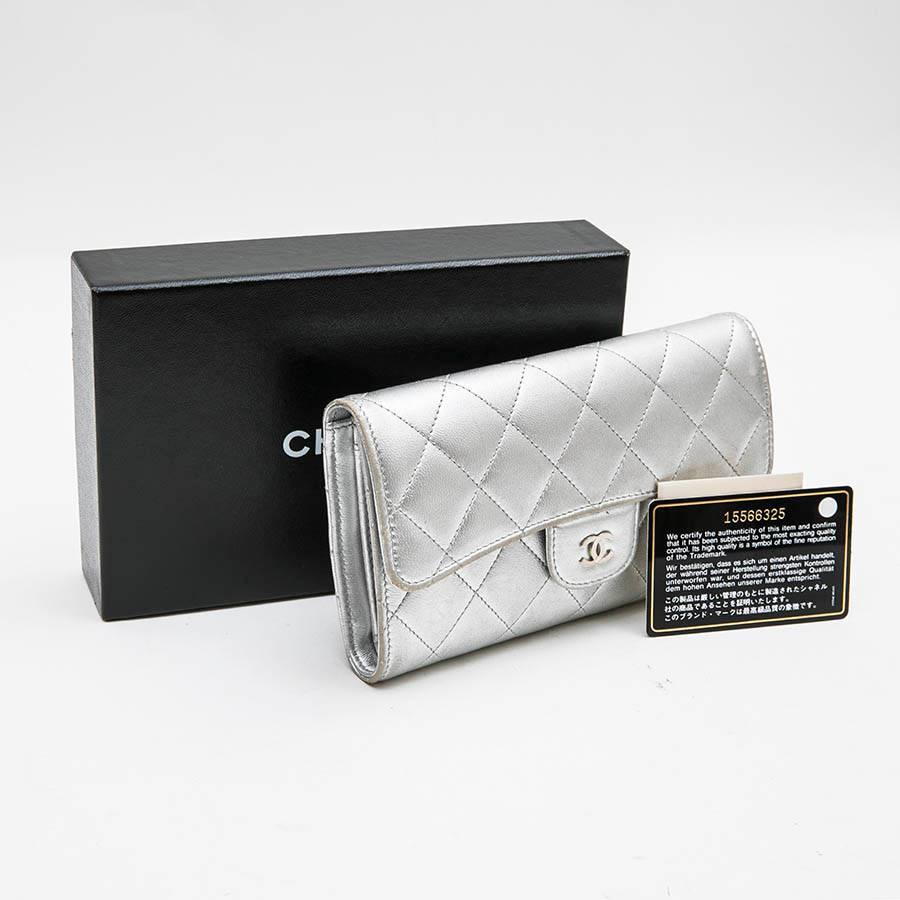 CHANEL Wallet in Silver Quilted Leather 1