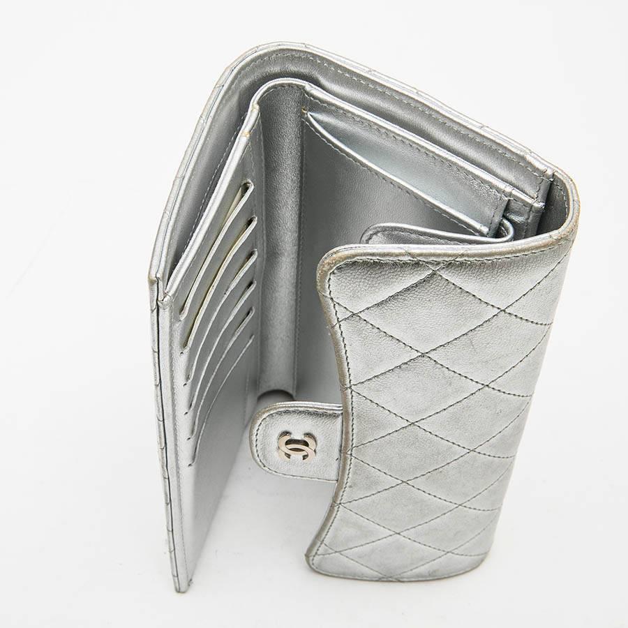 CHANEL Wallet in Silver Quilted Leather In Good Condition In Paris, FR