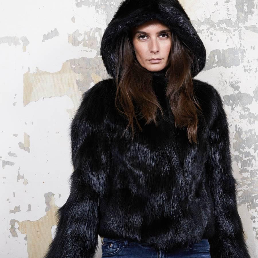 Superb Chloé hooded jacket in black beaver shiny fur, size 38. The lining is in black silk.

Made in France. In very good condition.

Dimensions flat: shoulder width 45cm, underarm width 49cm, sleeve length 62cm and overall height is 53cm, bottom