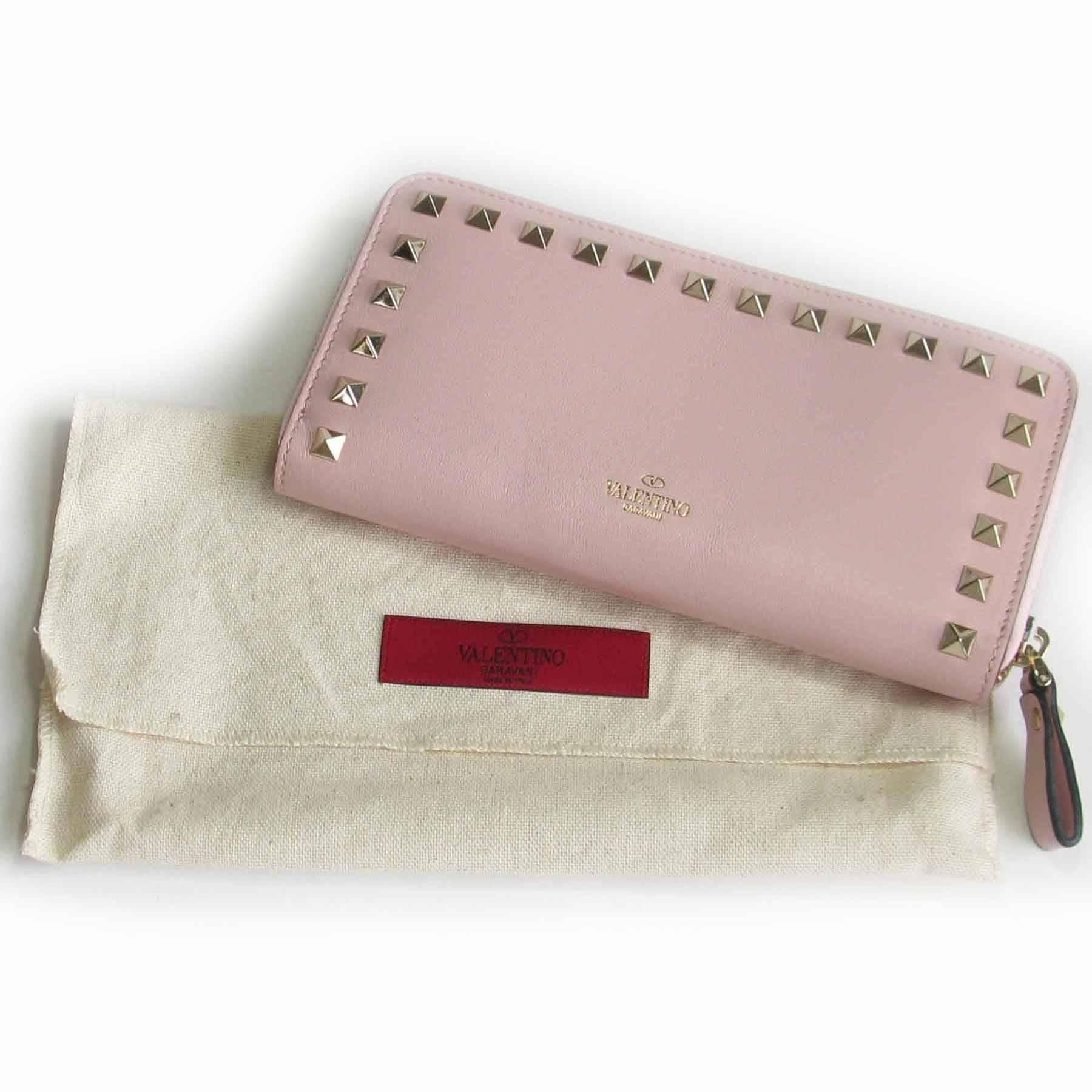 Valentino 'Rockstud' wallet in pink leather, finished in gold metal studs. Zip closure.

Inside you will find: 3 large billows, a zipped wallet, 2 flat pockets and 12 card slots.

Made in Italy.

Dimensions: length: 19, height: 10cm, depth: 2.5