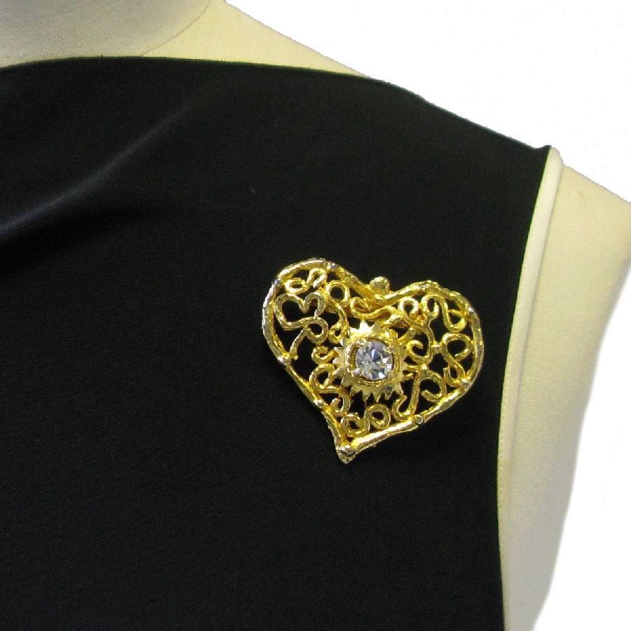CHRISTIAN LACROIX Vintage Heart Brooch in Gilded Metal and White Rhinestone In Good Condition In Paris, FR