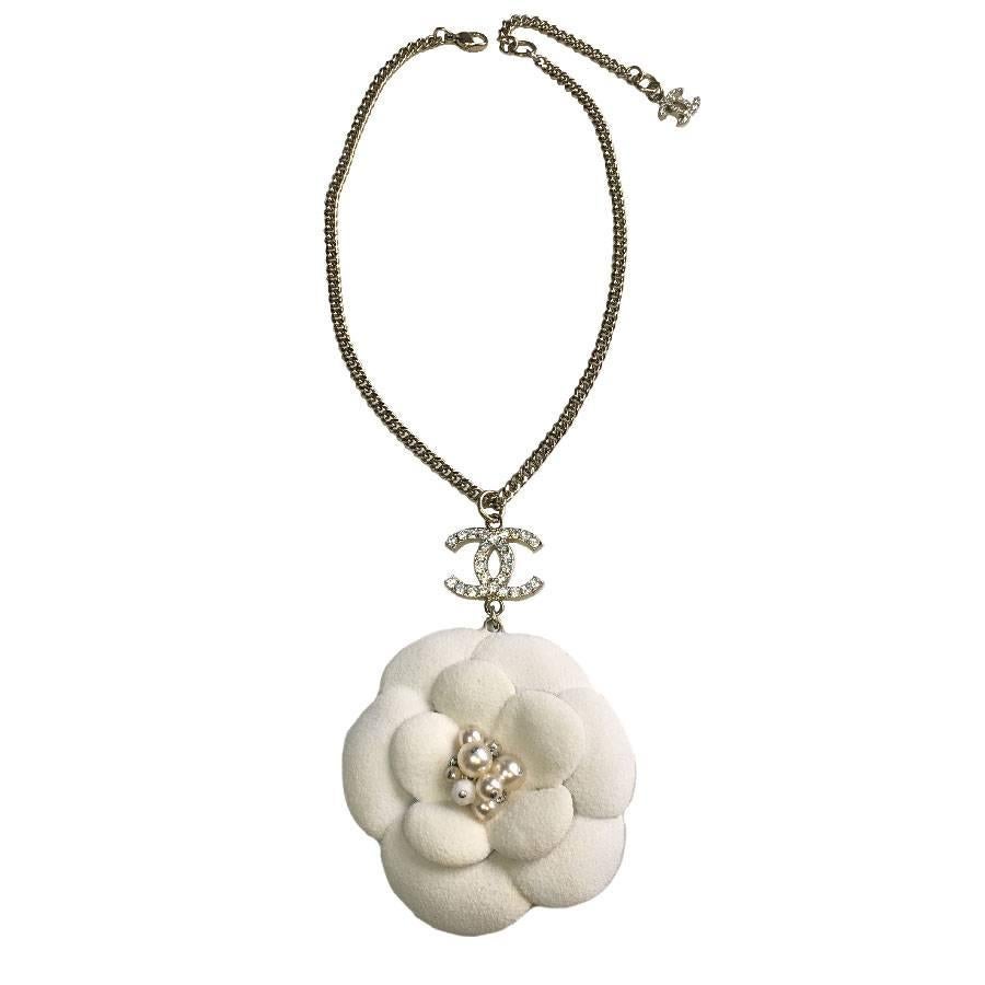 Chanel Necklace in Gilded Metal Chain and White Camellia Pendant