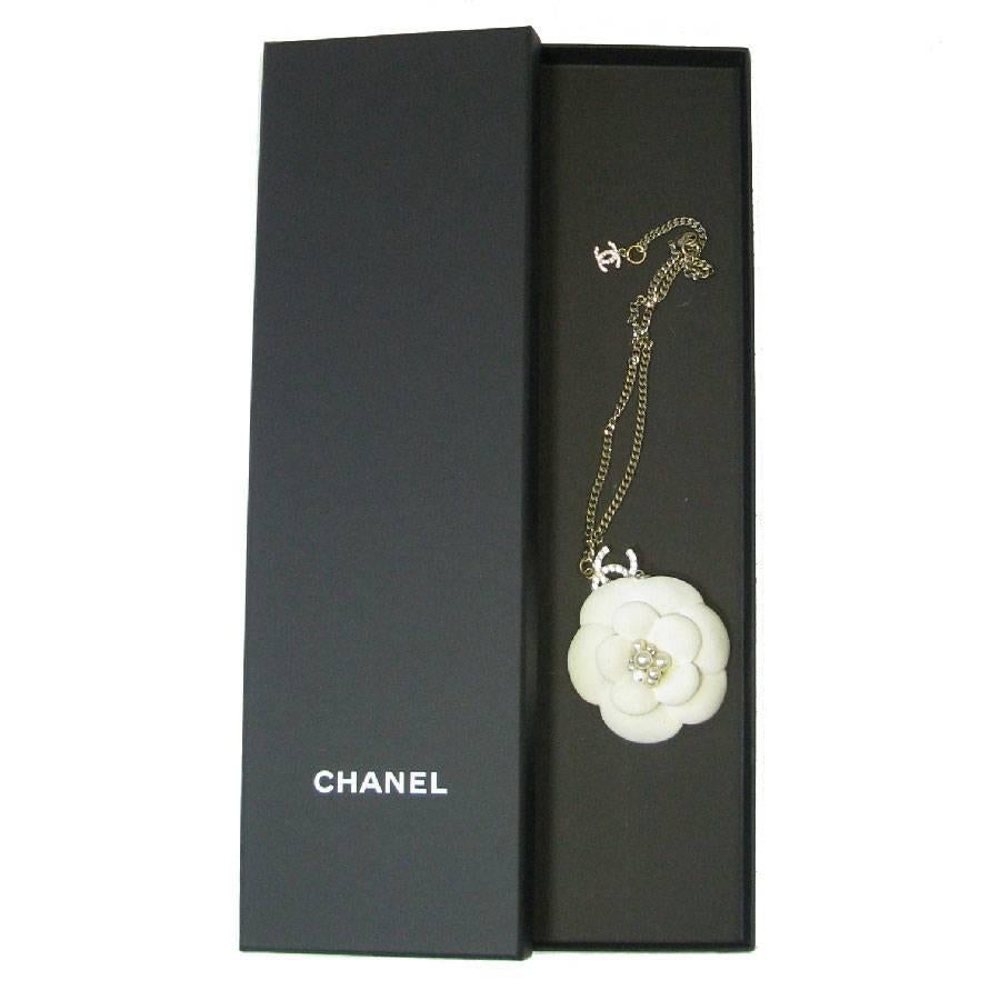 Women's Chanel Necklace in Gilded Metal Chain and White Camellia Pendant