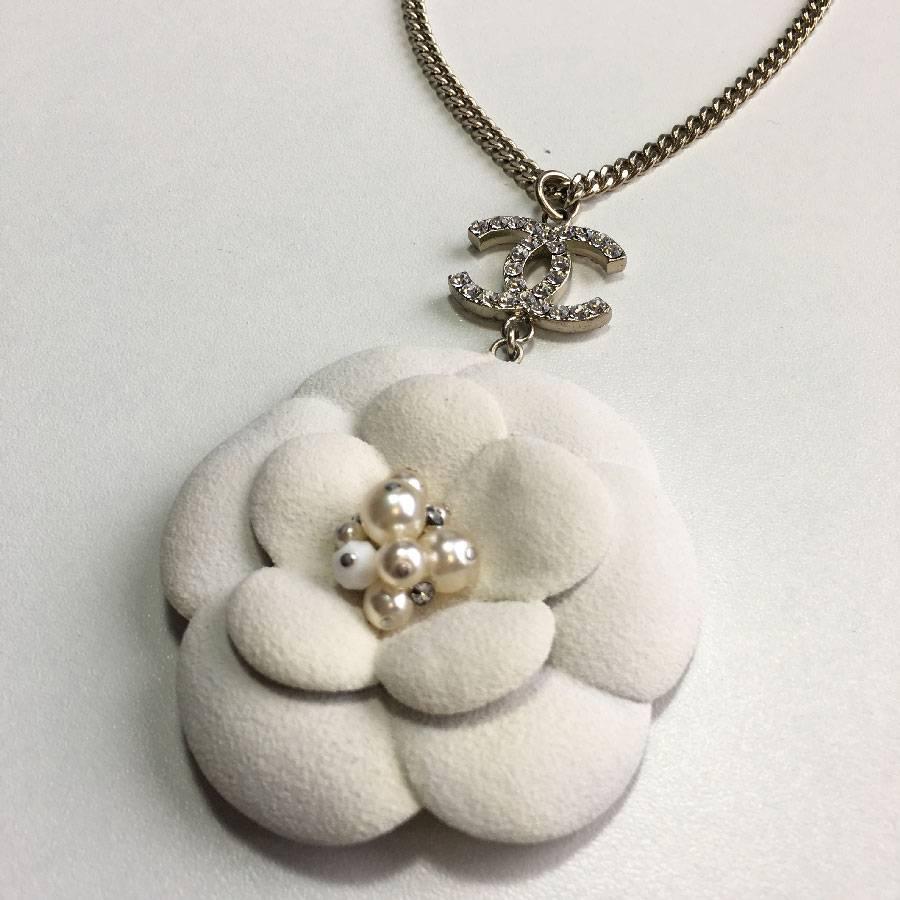 Chanel Necklace in Gilded Metal Chain and White Camellia Pendant In Excellent Condition In Paris, FR