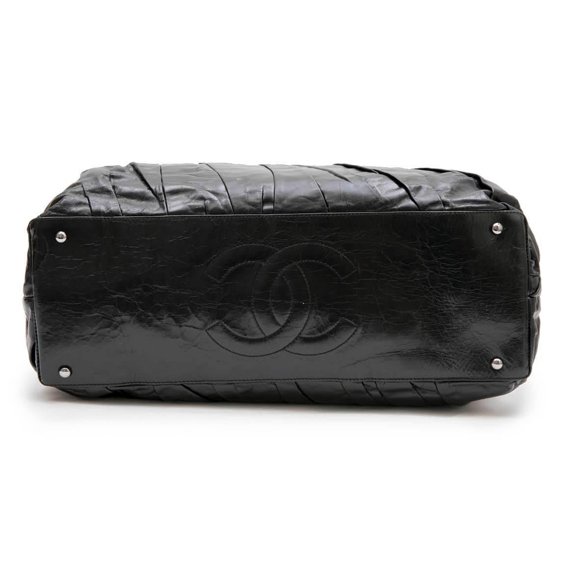 Chanel Large Tote Bag in Black Semi-Gloss Leather In Excellent Condition In Paris, FR