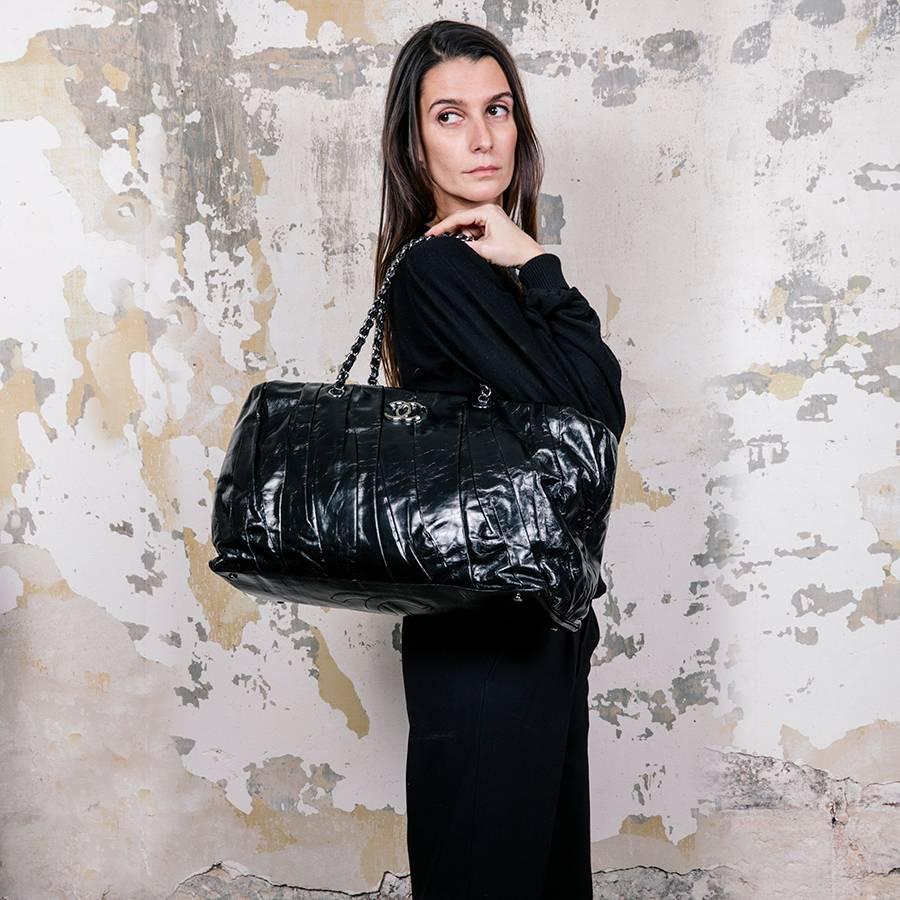 Large Chanel tote bag in black semi-gloss leather. It has a zipper and the hardware is in palladium silver metal. 

Included : Hologram 181164 ...(2013 to 2014) and authenticity card.

The interior is in black satin with multiple pockets including a