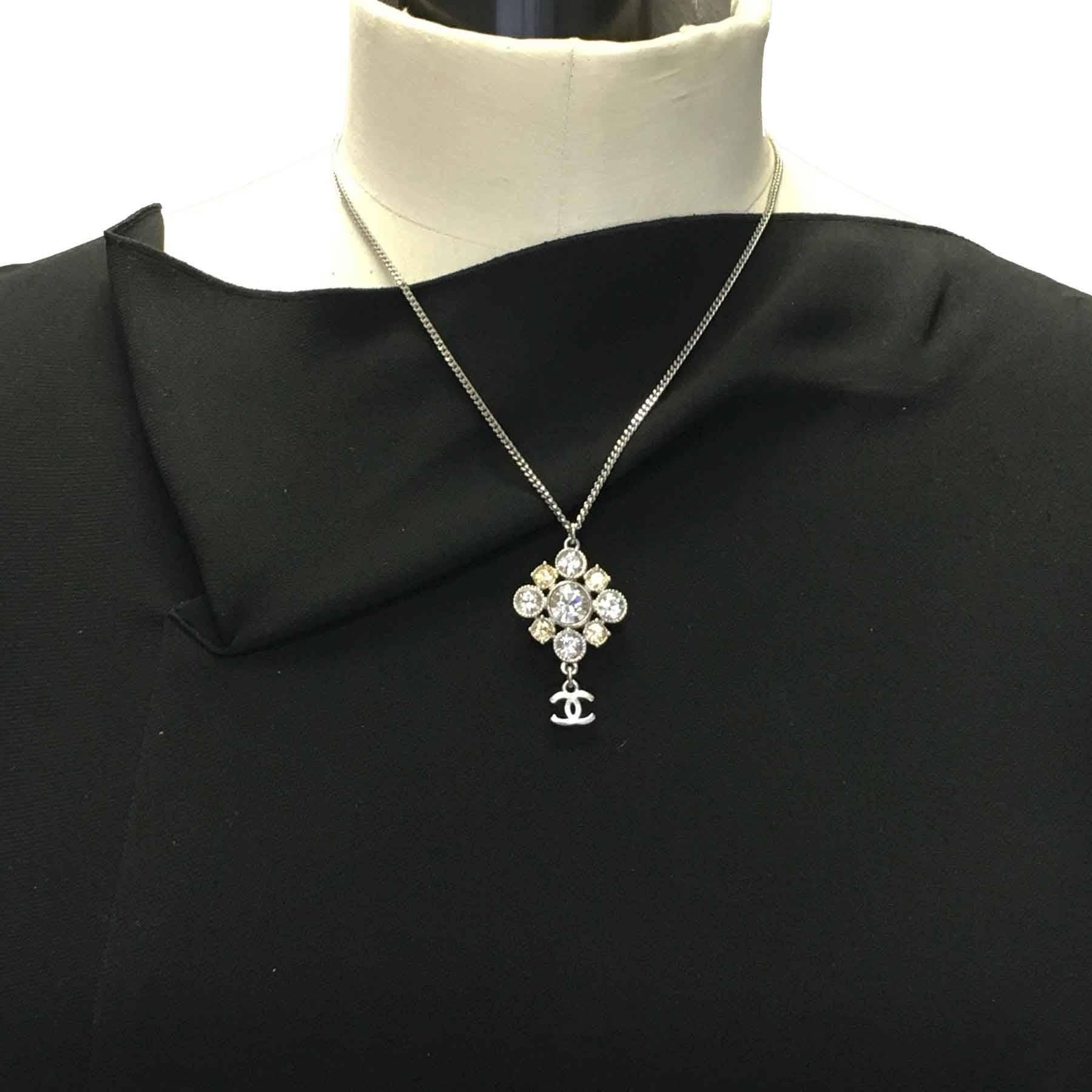 Chanel chain necklace with pendant in silver metal, CC and rhinestones. Collection Autumn / Winter 2012.

New condition.

The length of the chain is adjustable from 42 cm at the shortest to 48 cm at the longest.

Dimensions: Total length of the