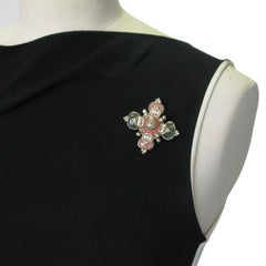 Chanel-Kreuzbrosche aus vergoldetem Metall:: Muschel:: geschmolzenem Glas und Süßwasserperlen