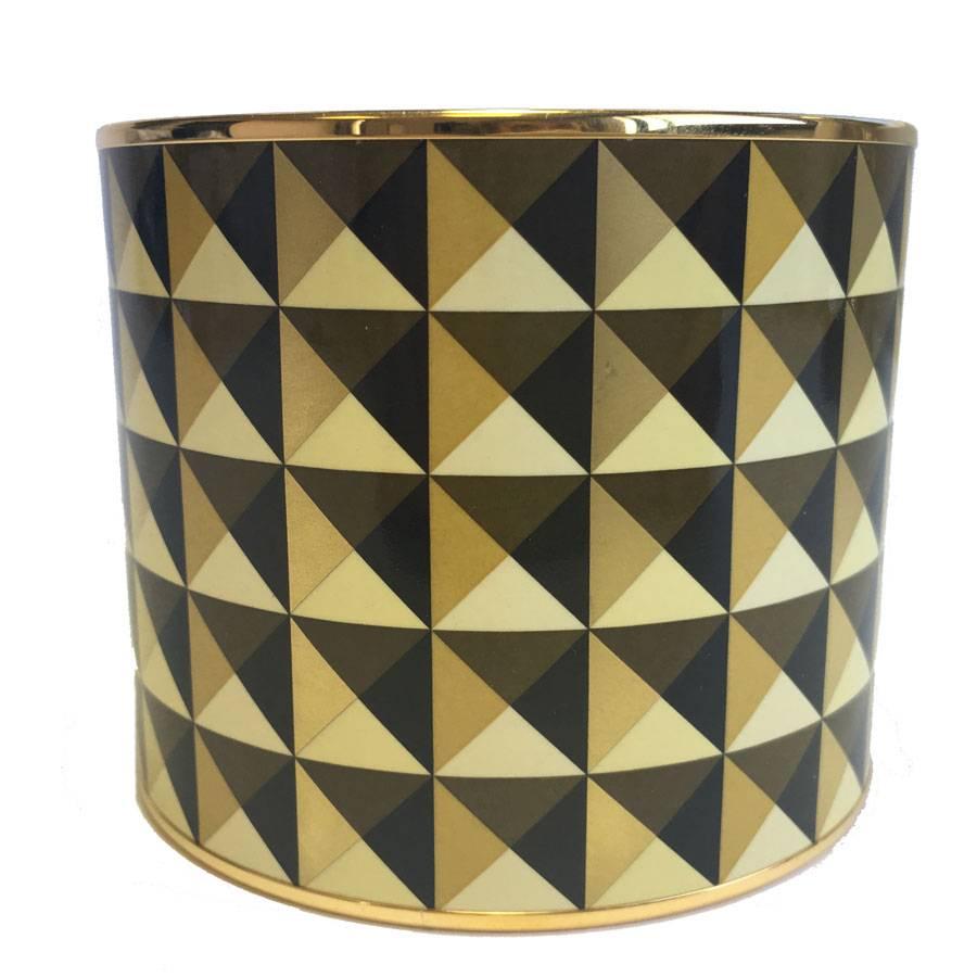 Hermes mega large cuff bracelet in gold, black, khaki enamel and gold plated finish.

It comes from private sales (S engraved near the mark inside the bracelet).

Inscription 'Made in France + P' inside.

Dimensions: inside diameter: 7 cm - wrist