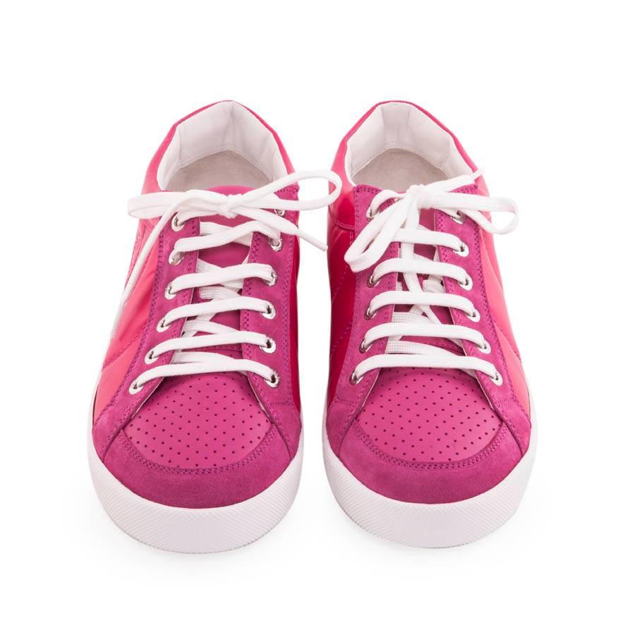 Chanel Tennis-Sneakers aus fuchsiafarbenem Kalbsledersamt und Wildleder. Größe 40.5 fr. Das Paar wird mit 2 Paar Schnürsenkeln (rosa und weiß) ausgestattet.

Es stammt aus privaten Verkäufen 2016. 

Länge der Einlegesohle: 26 cm

Wird in der