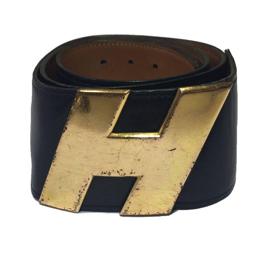 Hermès vintage belt in navy leather, gold leather interior. Hardware H in gilded metal. Hook clasp.

Made in France. Stamp B in a circle, year 1972.

Dimensions: total length: 95 cm, first hole: 81 cm, middle: 83.5 cm, last hole: 86 cm. Possibility