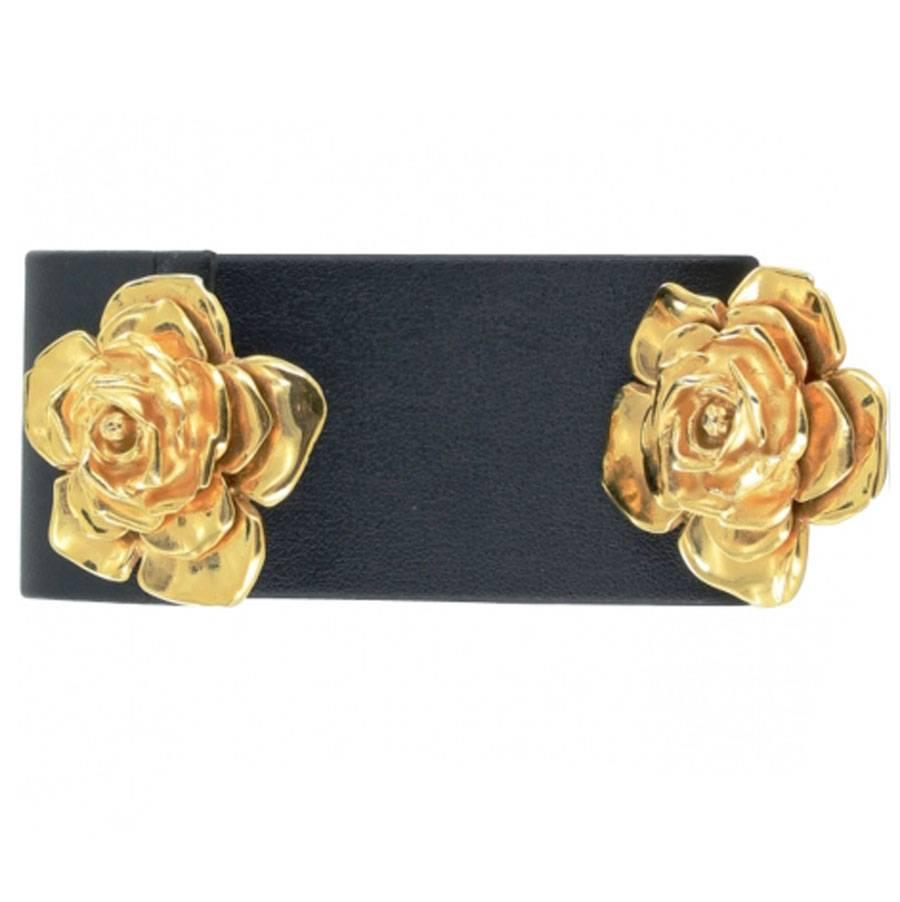Yves Saint Laurent YSL vintage clip-on earrings in flower shape.

These earrings are in golden brass metal.

In very good condition

Dimensions :  diameter : 4.5 cm

Will be delivered in a new, non-original dust bag