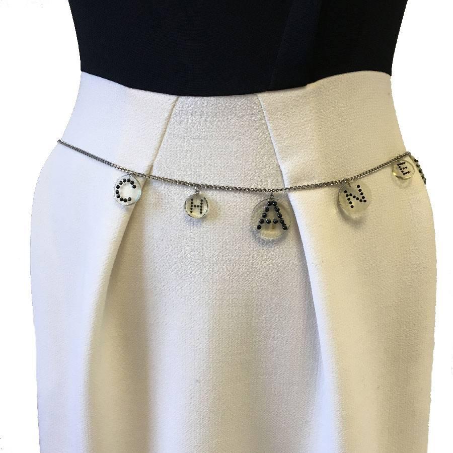 Chanel belt in transparent plexiglass and black pearls. Some micro-scratches on plexi medals. Silver metal chain. You can wear it as a necklace too (see the photo).

Made in France, spring-summer 2009 collection.

In good condition

Dimensions: