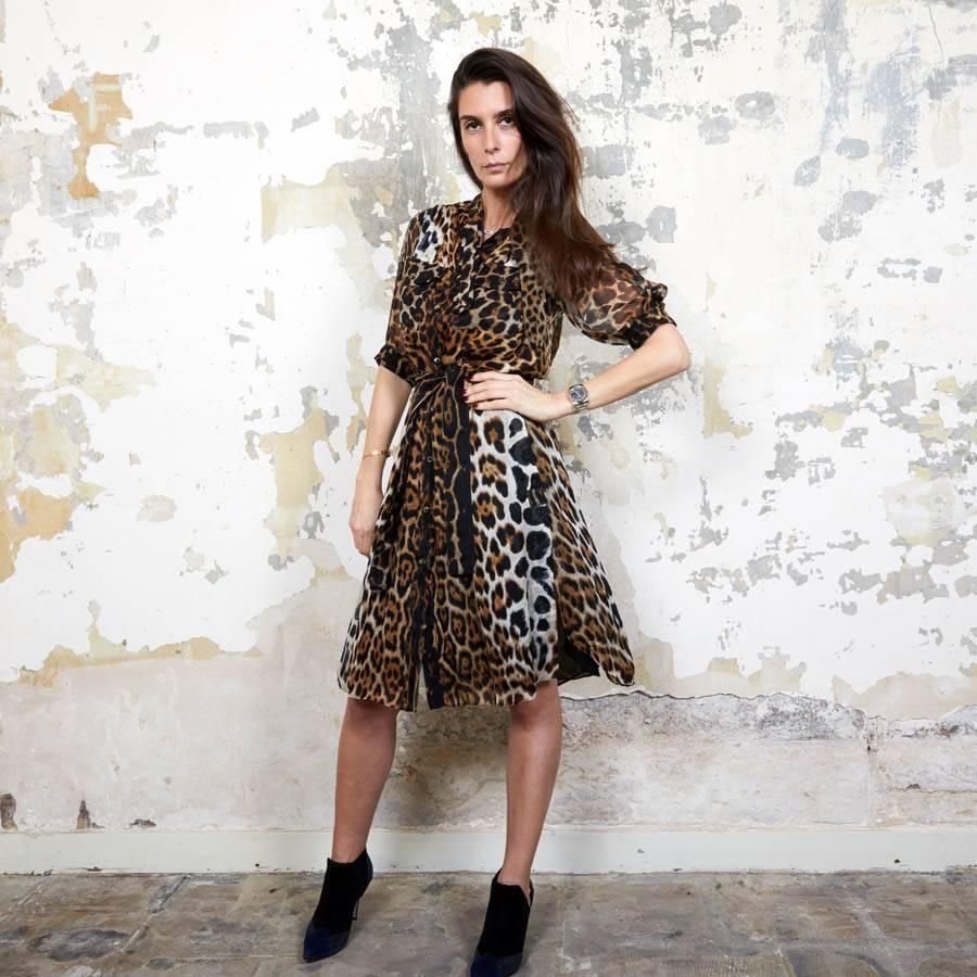Yves Saint Laurent dress in leopard printed silk. Made in France. Size 36FR

There are two pockets at the chest and closes with buttons up to mid-legs. It is bent at the waist with a belt. It is lined with black silk.

Dimensions flat: The width of