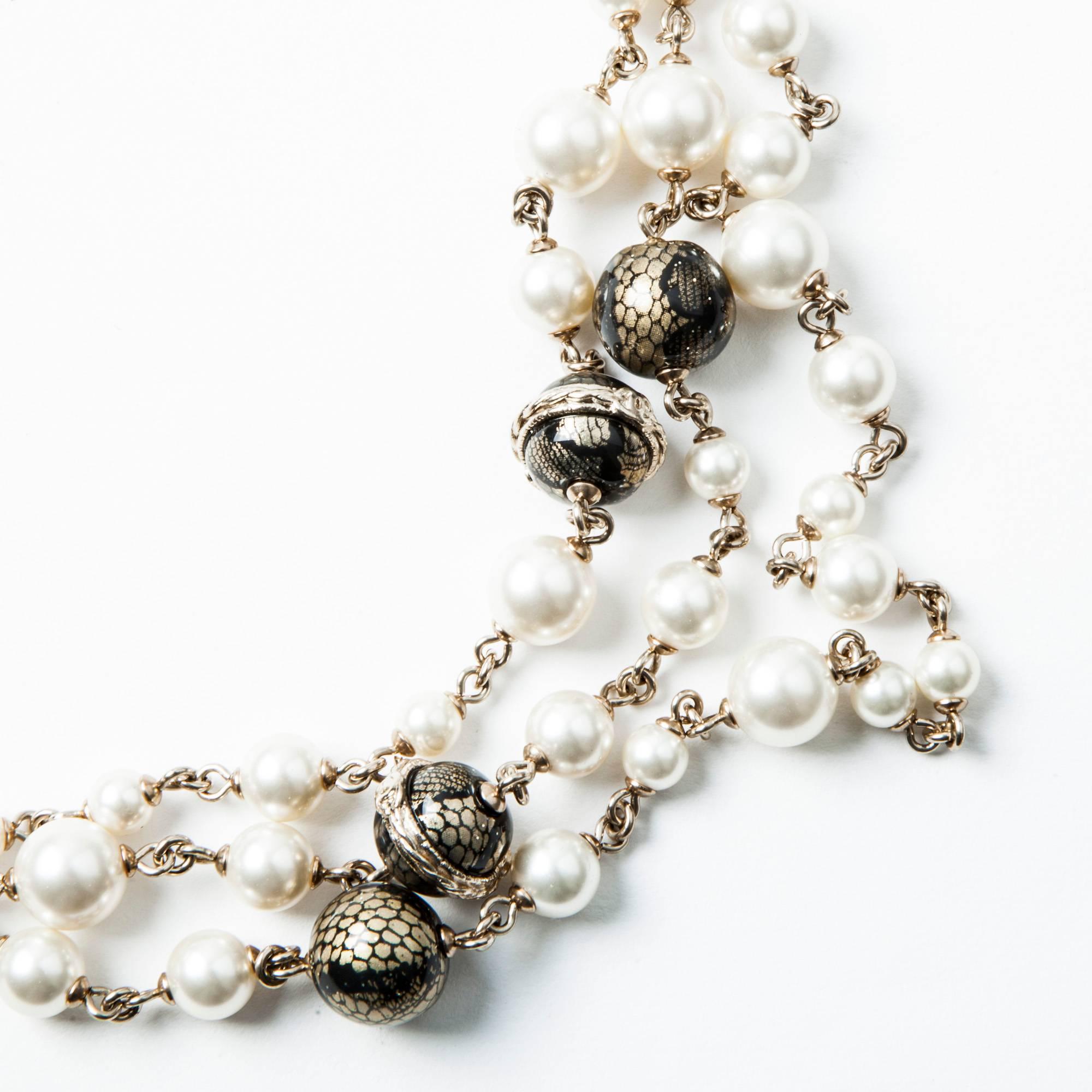 CHANEL Necklace Triple Rows Pearl Beads and Gold and Black Balls In New Condition In Paris, FR