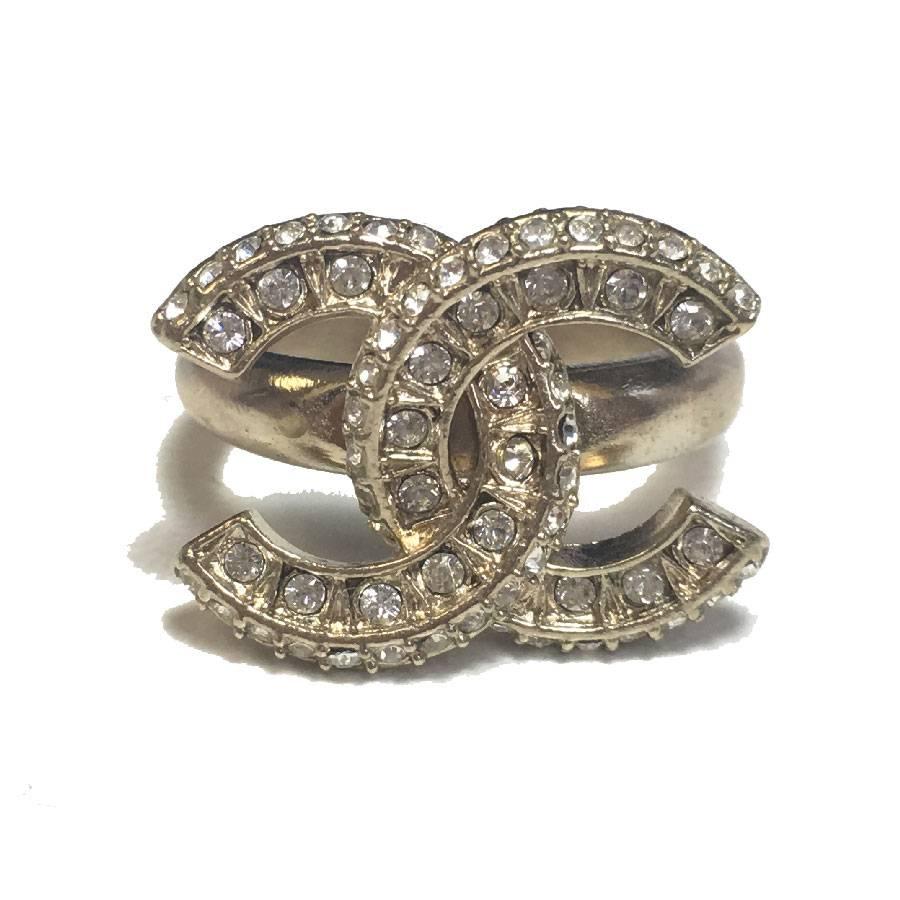 Chanel ring, jewelery spirit, CC all in rhinestones and metal gilded with fine gold.

Condition is impeccable. Size 52FR

Made in France, 2013 collection

The CC measures 1.5 x 1.9 cm, Inside diameter: 1.6 cm

Will be delivered in a black box,